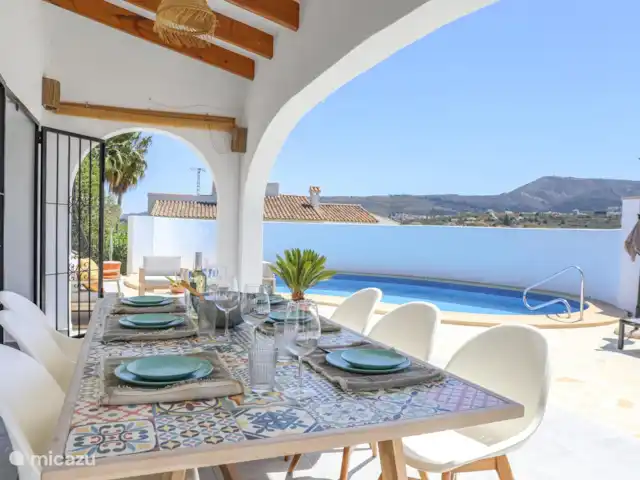 Villa Flores | Espagne, Costa Blanca, Benitachell - villa Cette table à manger se trouve désormais sur le côté de la maison. Le coin salon se trouve ici. Voir d'autres photos.