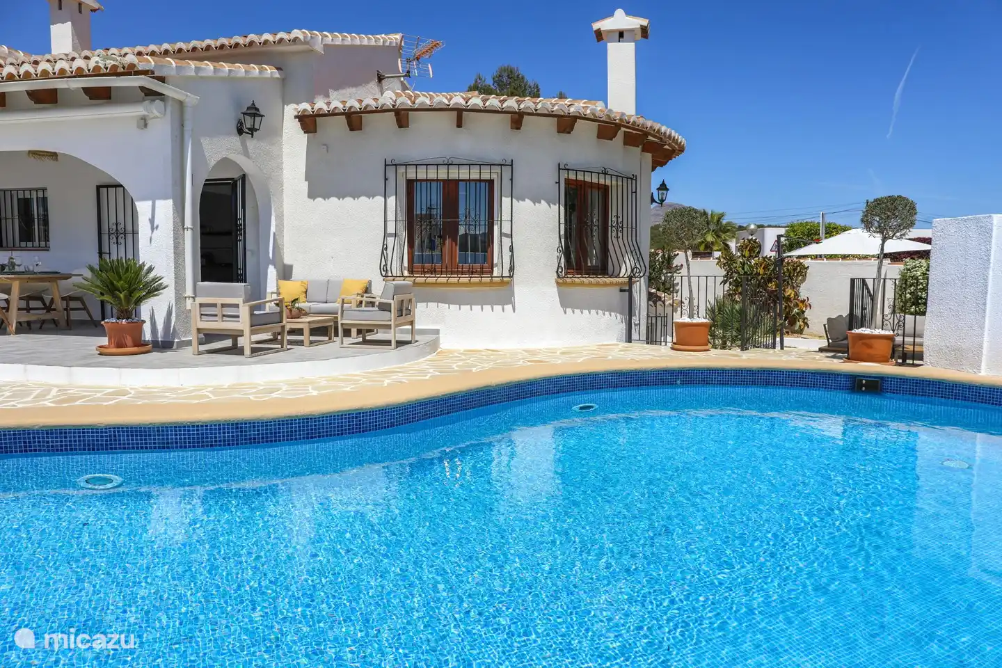 Date un refrescante chapuzón en la piscina privada.