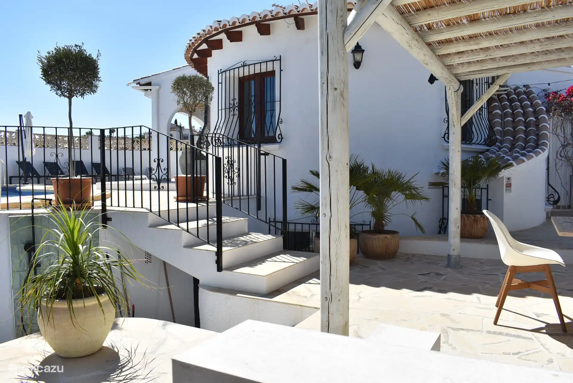 Se llega al comedor en el lateral de la casa a través de unos pocos escalones.