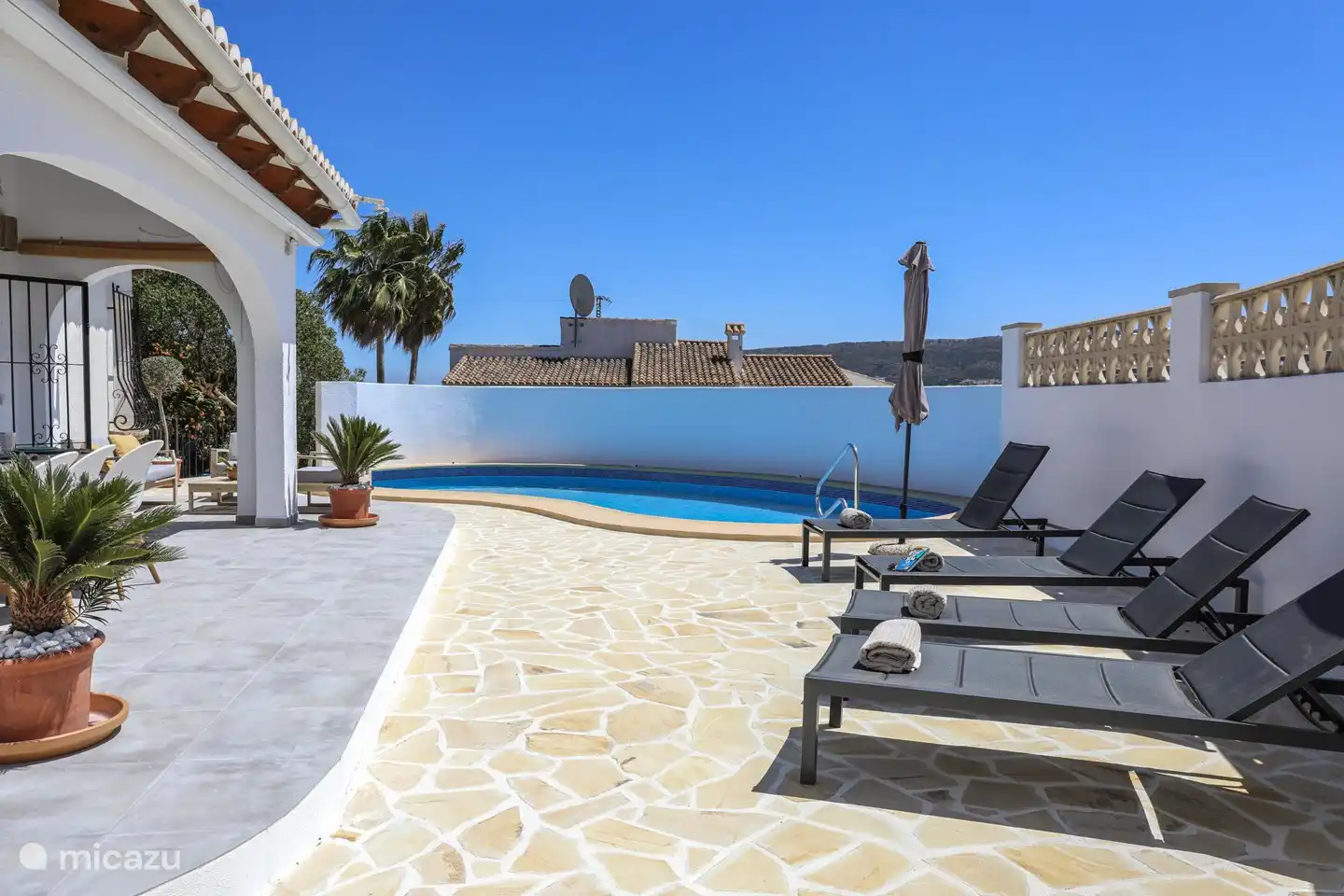 Cómodas tumbonas junto a la piscina.