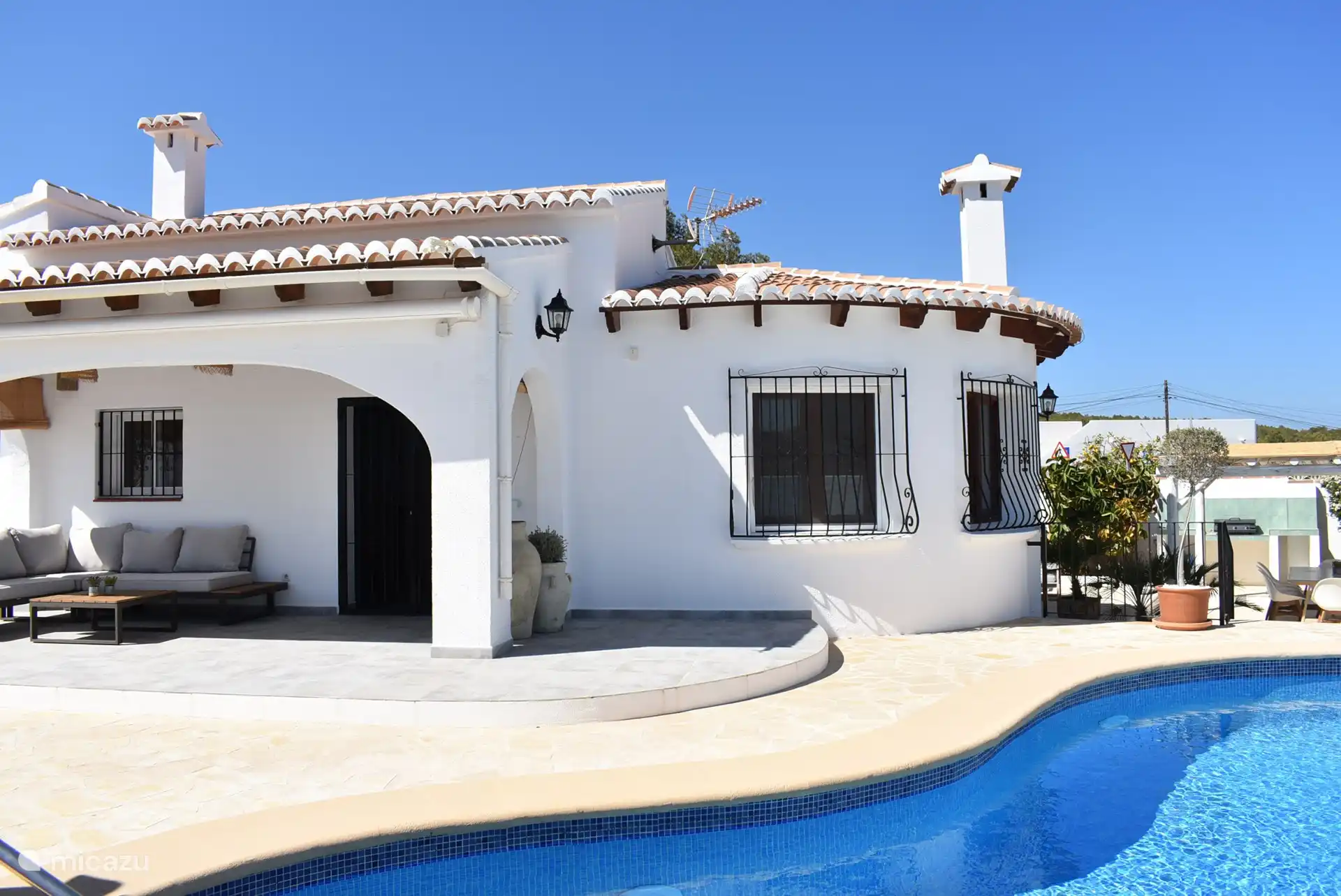 El salón está debajo de la terraza. Al lado de la casa, debajo de la segunda terraza, se encuentra el comedor.