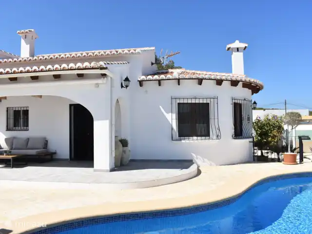 Villa Flores | Espagne, Costa Blanca, Benitachell - villa Le coin salon est sous la véranda. A côté de la maison, sous la deuxième véranda se trouve la salle à manger.