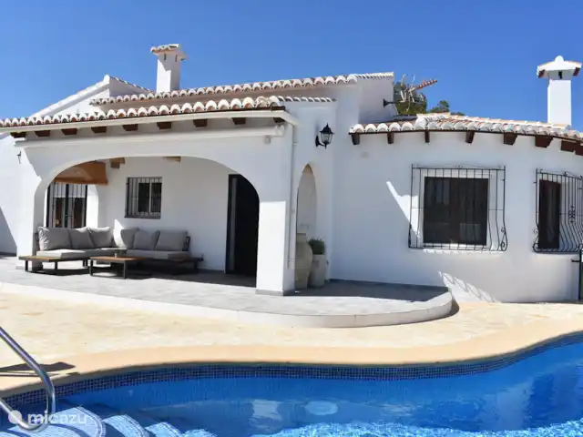 Villa Flores | Espagne, Costa Blanca, Benitachell - villa La table à manger se trouve sur le côté de la maison et le coin salon est à côté de la piscine. Cette photo est correcte.