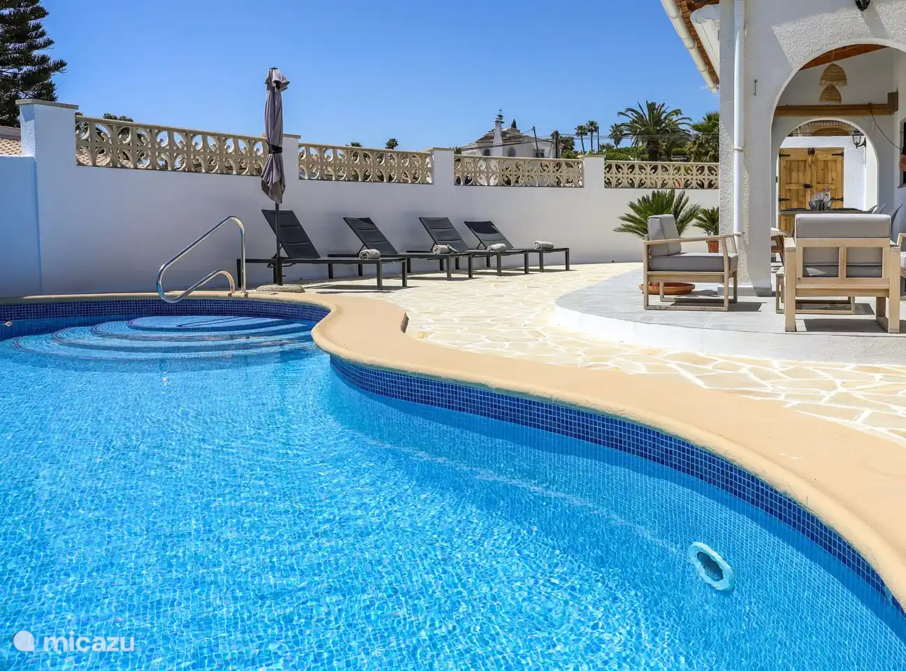 Refréscate en la piscina privada