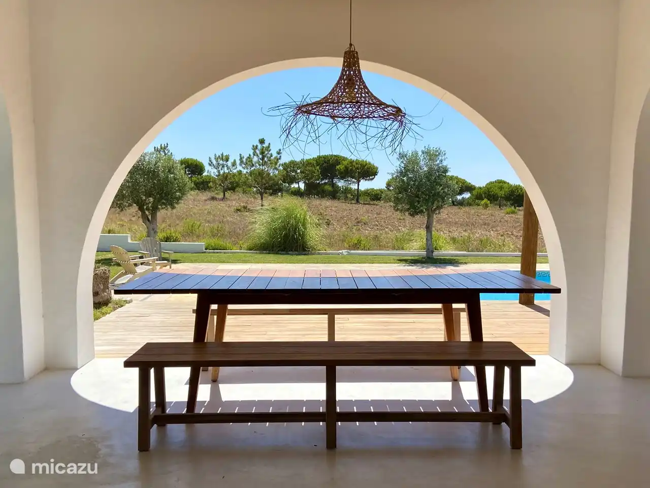 Blick von der Villa mit Esstisch