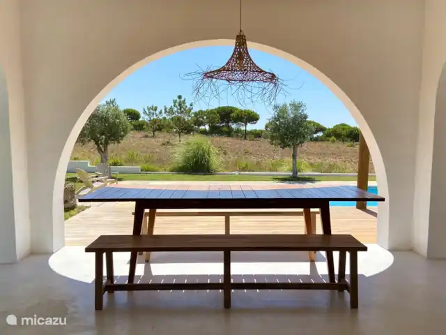 Villa Oase Azul huren in Portugal, Lissabon Kust, Sesimbra - villa Doorkijk vanuit de villa met eettafel