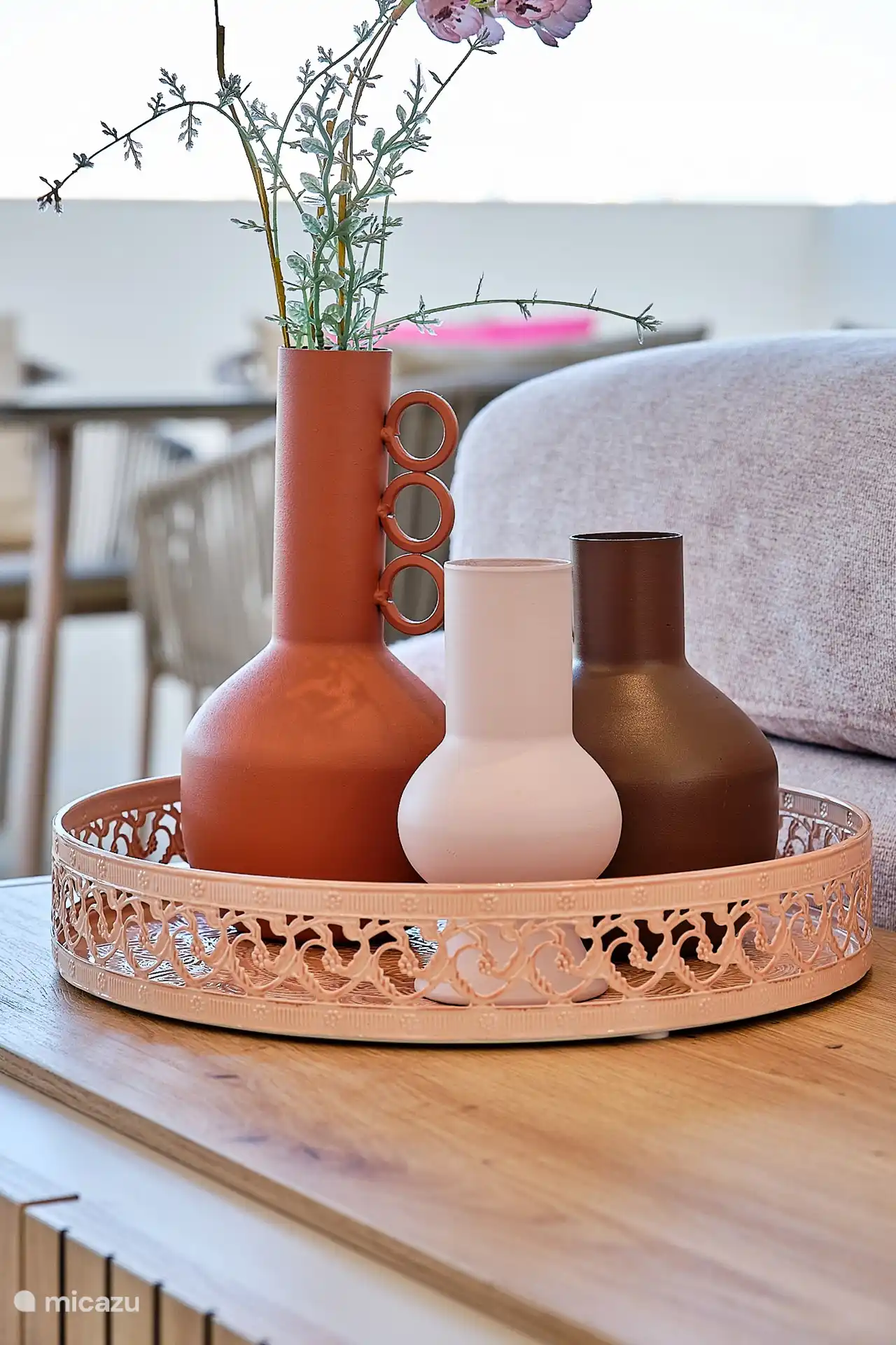 Aan alle details is gedacht, van decoratie tot roze boeken en flamingo kunst
