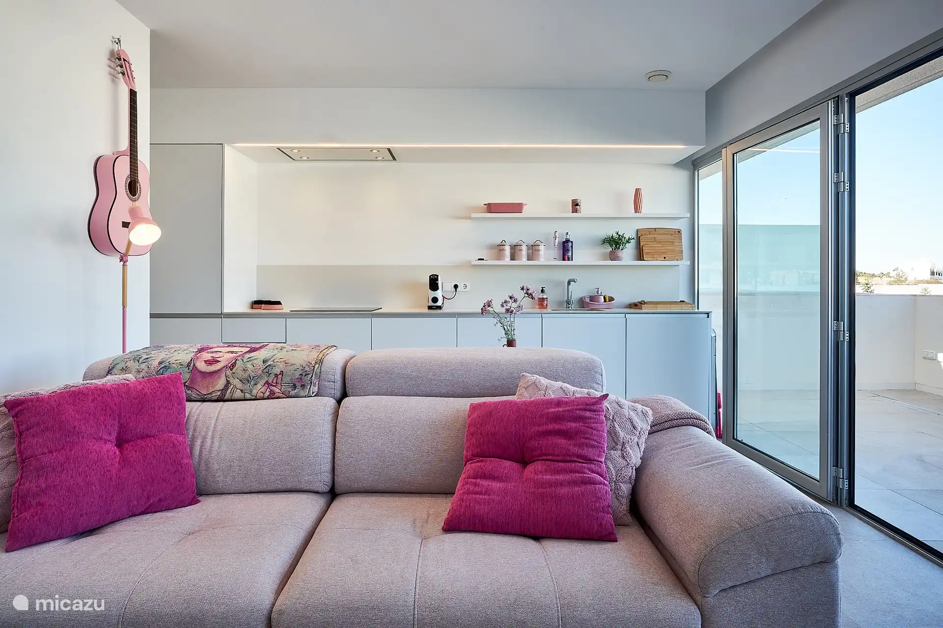 De lounge loopt over in de keuken en het eerste balkon. De bank is met recht een loungebank te noemen omdat beiden delen uittrekken tot een chaise longue. 
