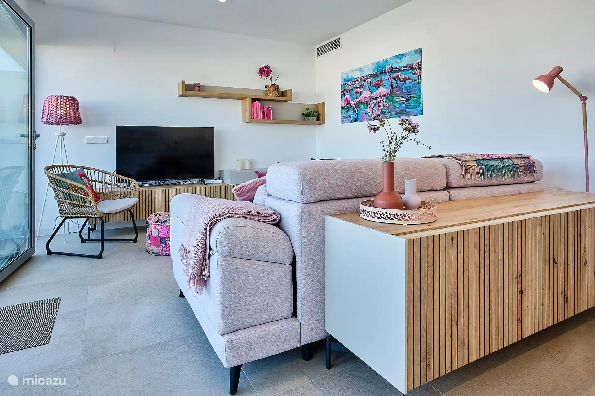 De lounge vanuit de keuken gezien. 