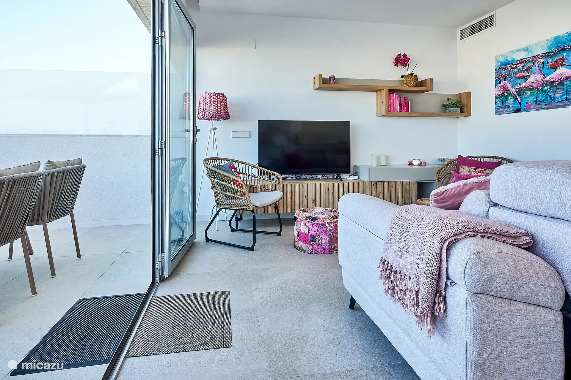 De smart TV biedt de mogelijkheid tot het ontvangen van Spaanse zenders, inloggen op eigen diensten en aansluiten van apparatuur als telefoon, tablet of PC (met HDMI). 