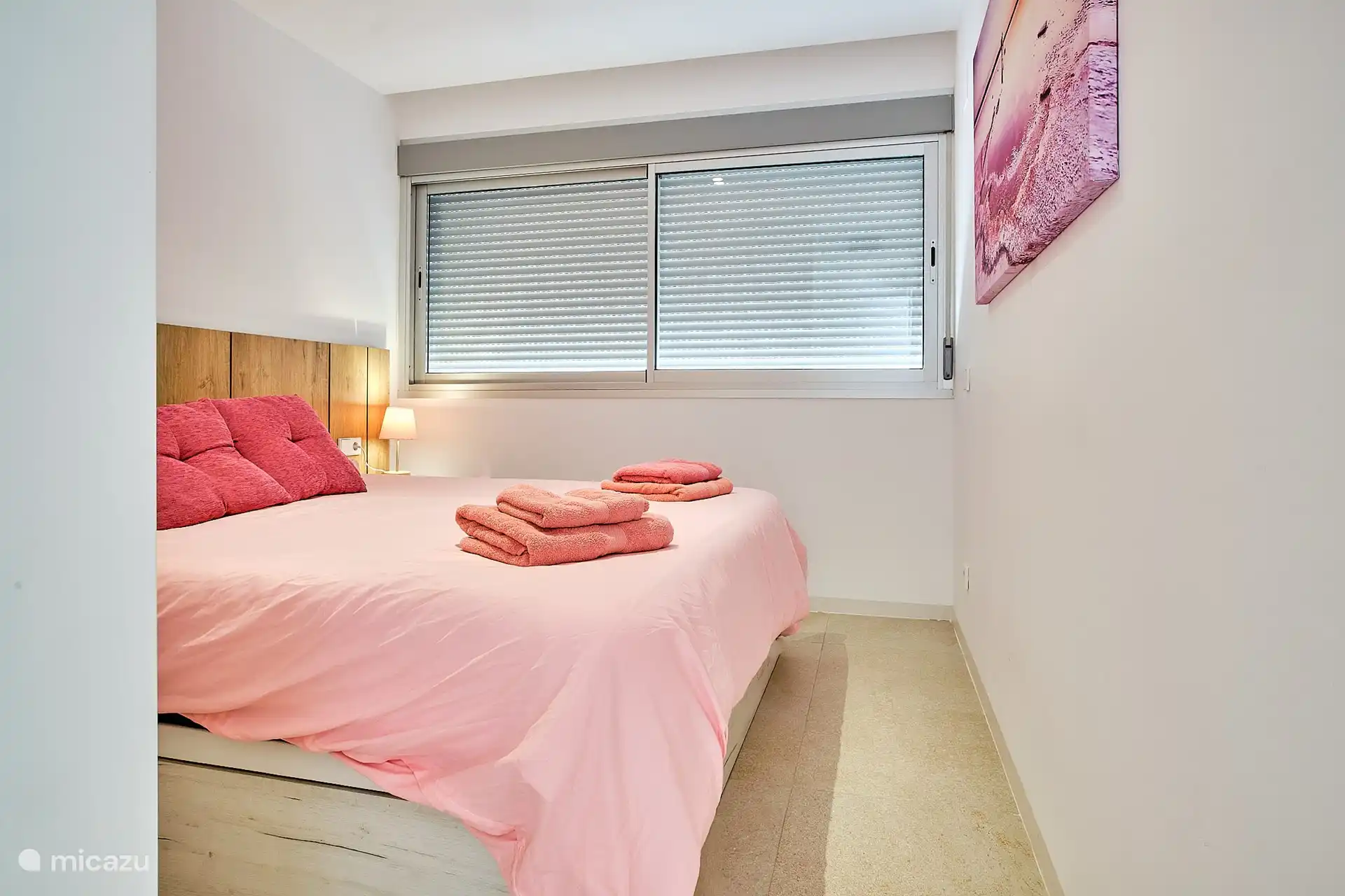 De hoofdslaapkamer heeft een eigen kastenkamer en een badkamer