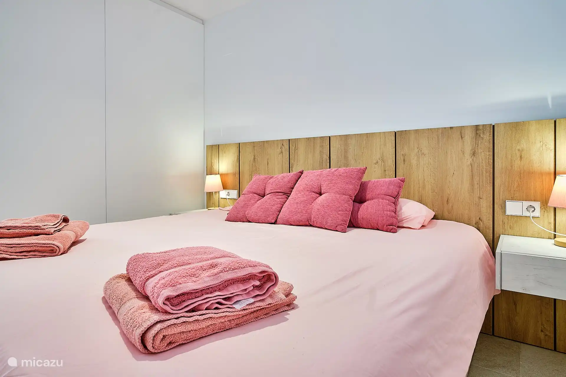 Het bed is ruim en slaapt met de box spring heerlijk