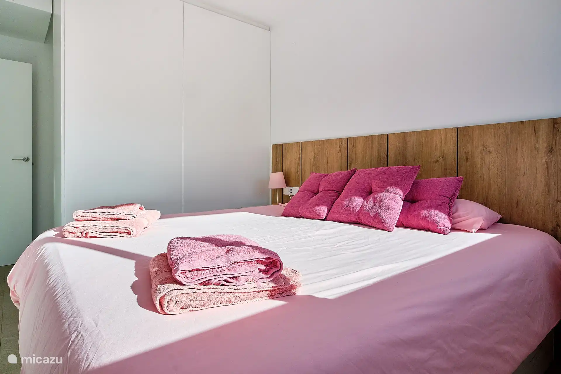 Als de luiken open zijn schijnt de zon volop naar binnen. Zonnen op het bed in de winter is een optie. 