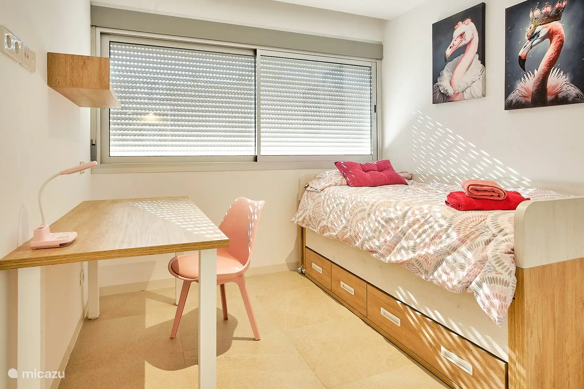 De tweede kamer heeft twee losse bedden die je kunt uitschuiven. En er is een werktafel.