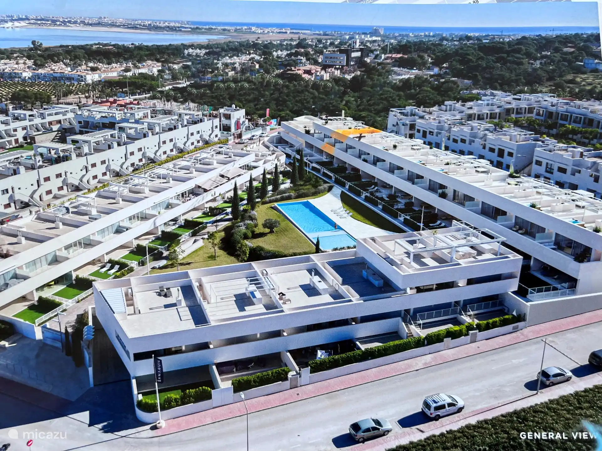 Hier zie je de residentie van boven. Als je de foto opent zie je het roze meer en de zee. 