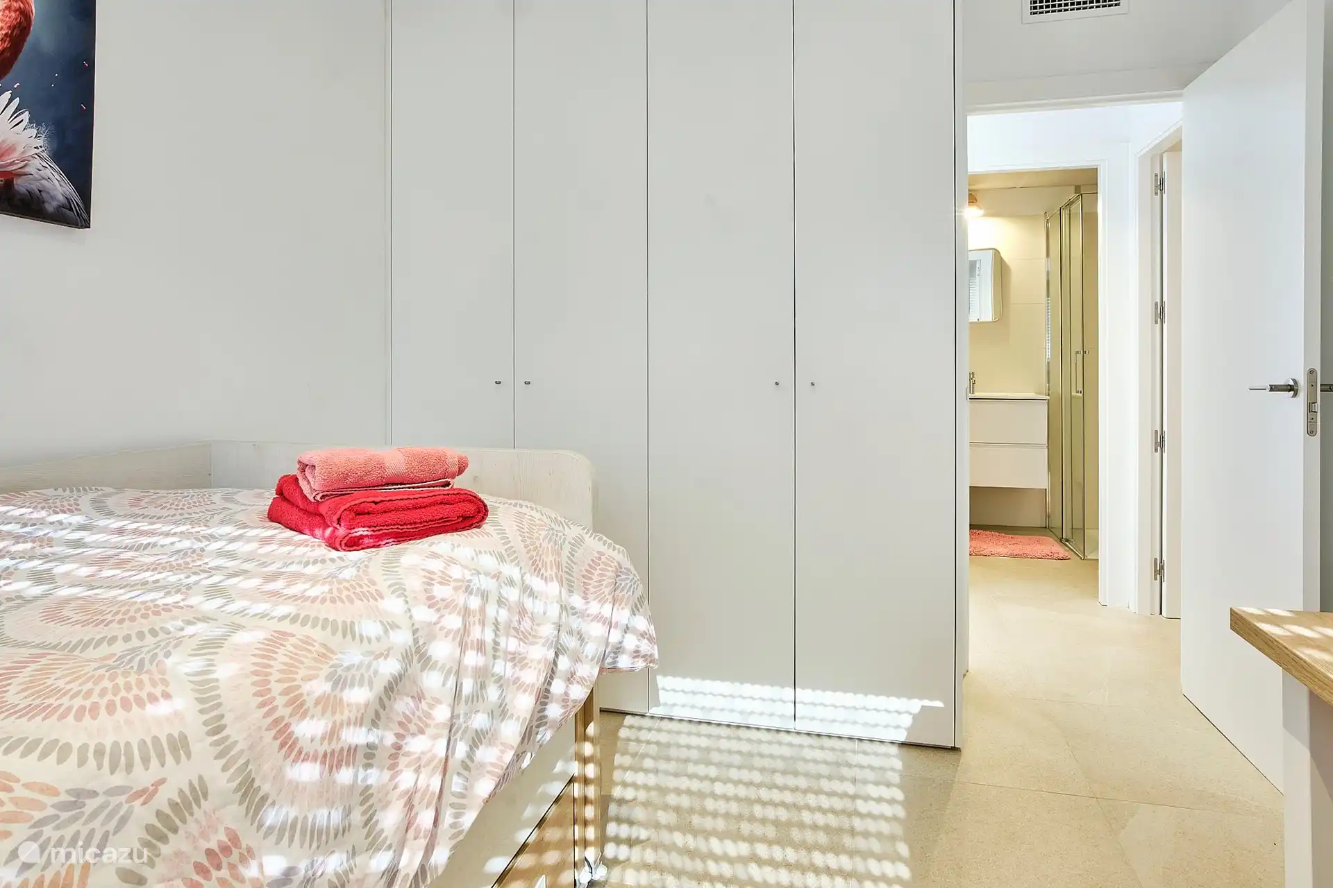 De tweede slaapkamer met zicht op de tweede badkamer.