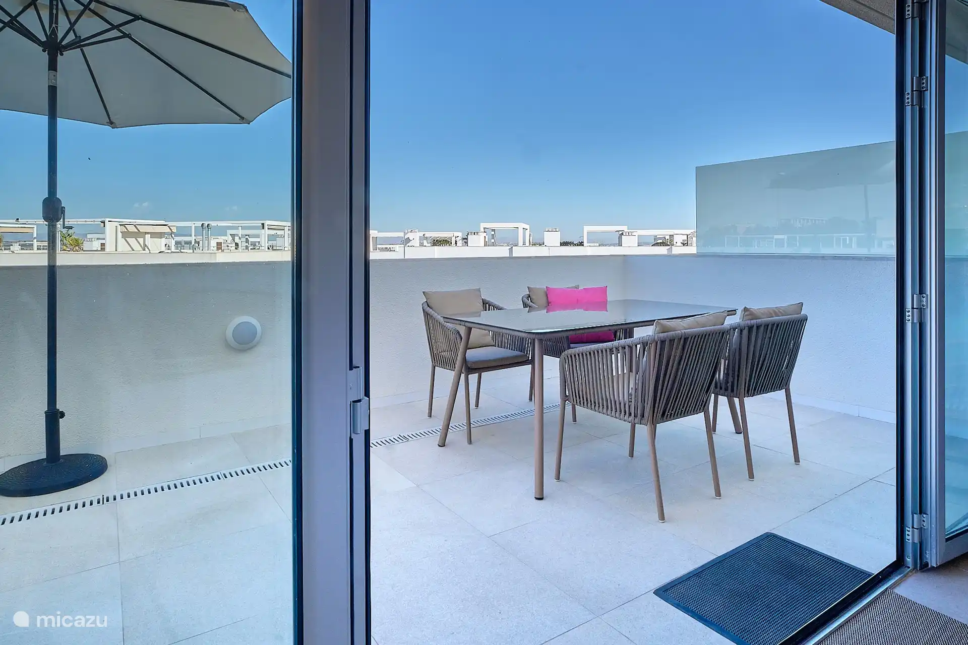 Dit balkon is op het noorden, heerlijk koel in de zomer. Er staat ook een grote eettafel