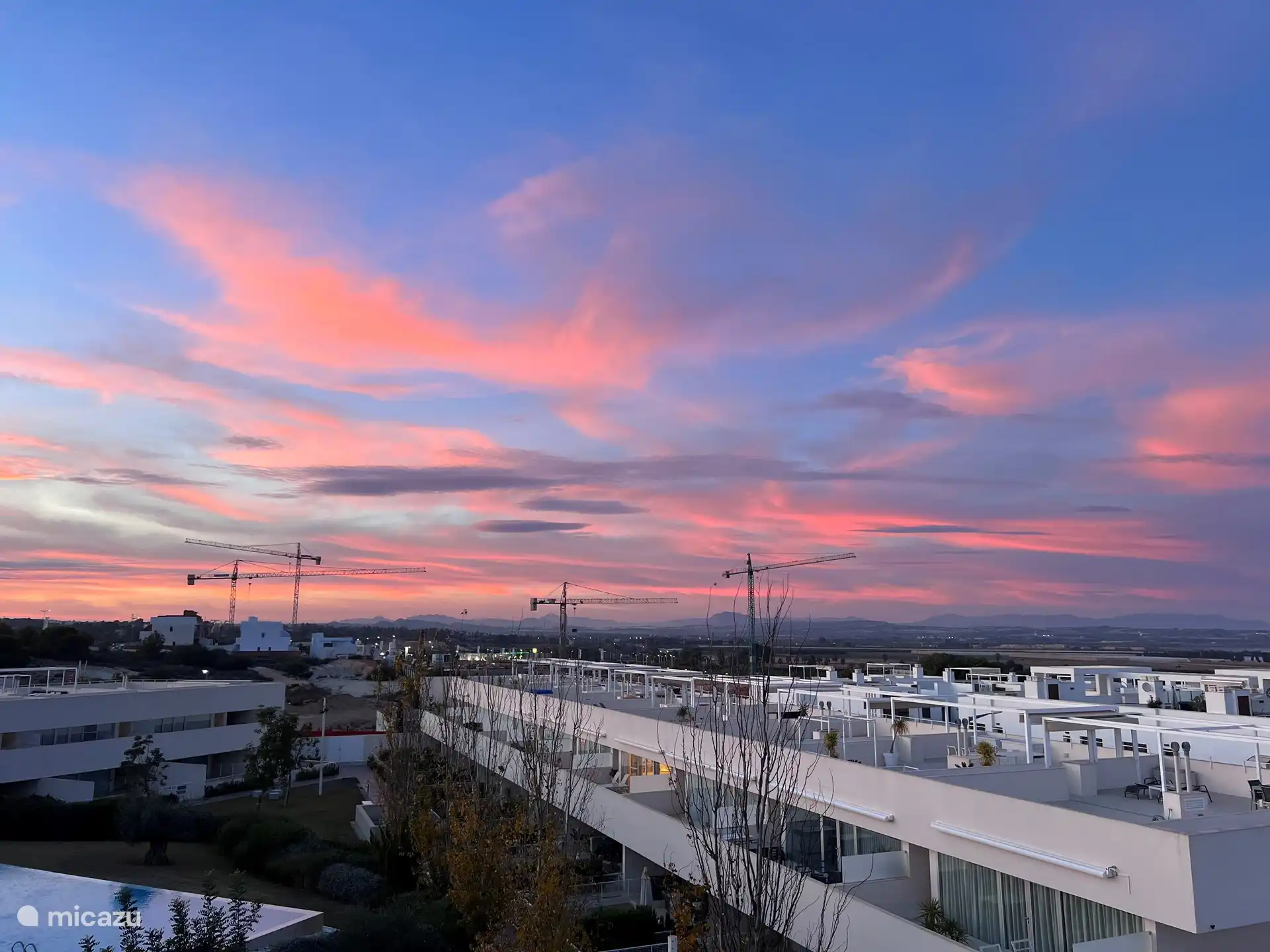 Ach ja die luchten, en je ziet het zwembad, dichtbij maar niet direct voor je neus