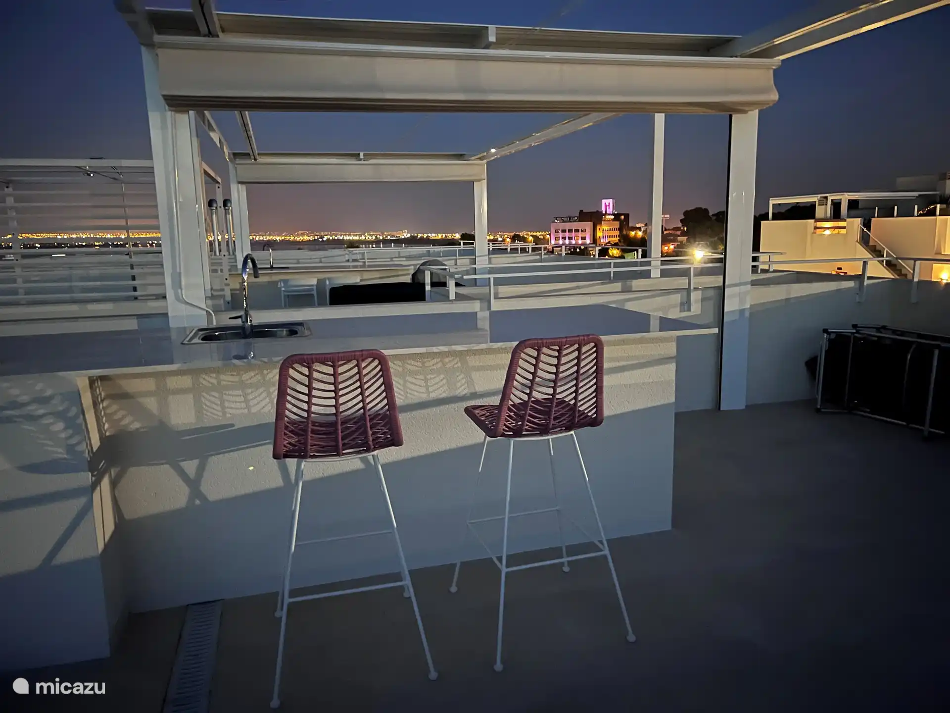 Ook 's-avonds kijk je je ogen uit. De lichtjes van Torrevieja en de dorpjes in de bergen geven een prachtig decor.