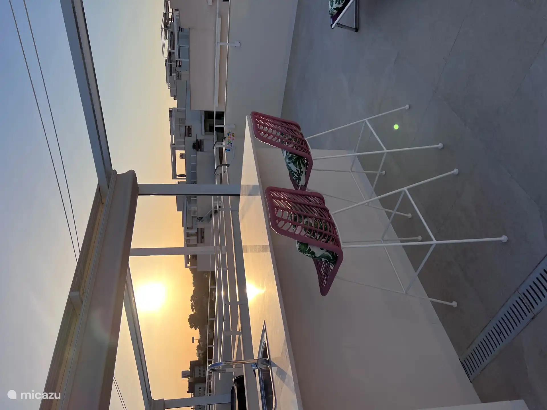 Vanaf het dakterras geniet je van zowel de zonsopgang als de ondergang. ik hoef nergens meer heen. 