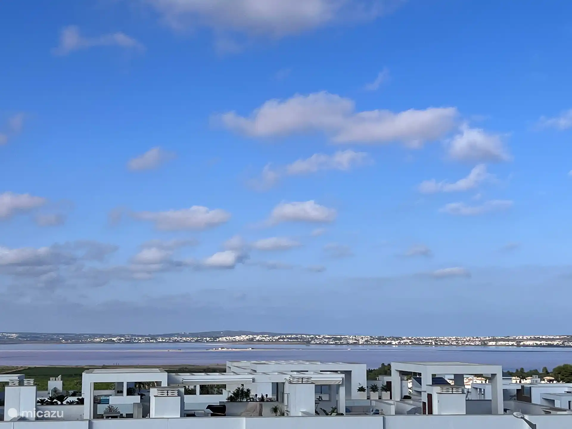 Tja dat uitzicht, de kleur van het roze meer is iedere dag weer anders