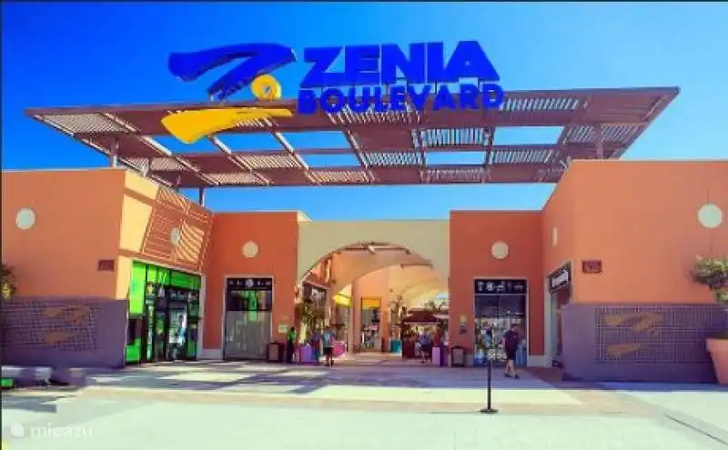 La Zenia, een van de vele enorme shopping centres in Torrevieja