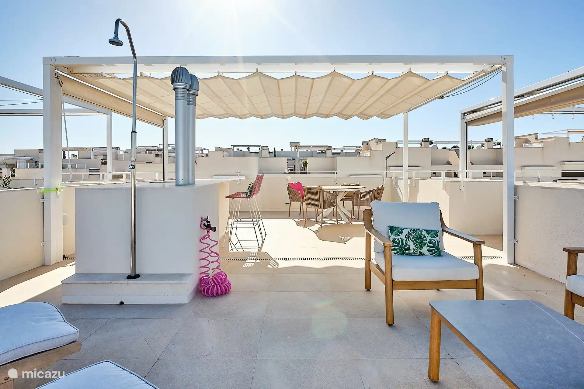 Het enorme dakterras heeft een loungehoek, een eethoek en ligbedden. Met of zonder zonnescherm. Daarnaast zijn er de buitenkeuken en een buitendouche.