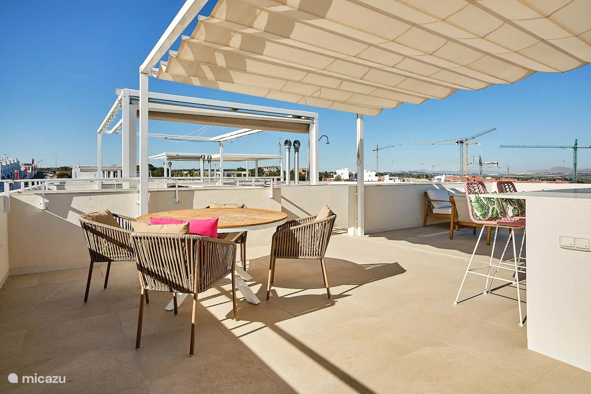 Schuif lekker aan aan de buitenkeuken op de dakterras