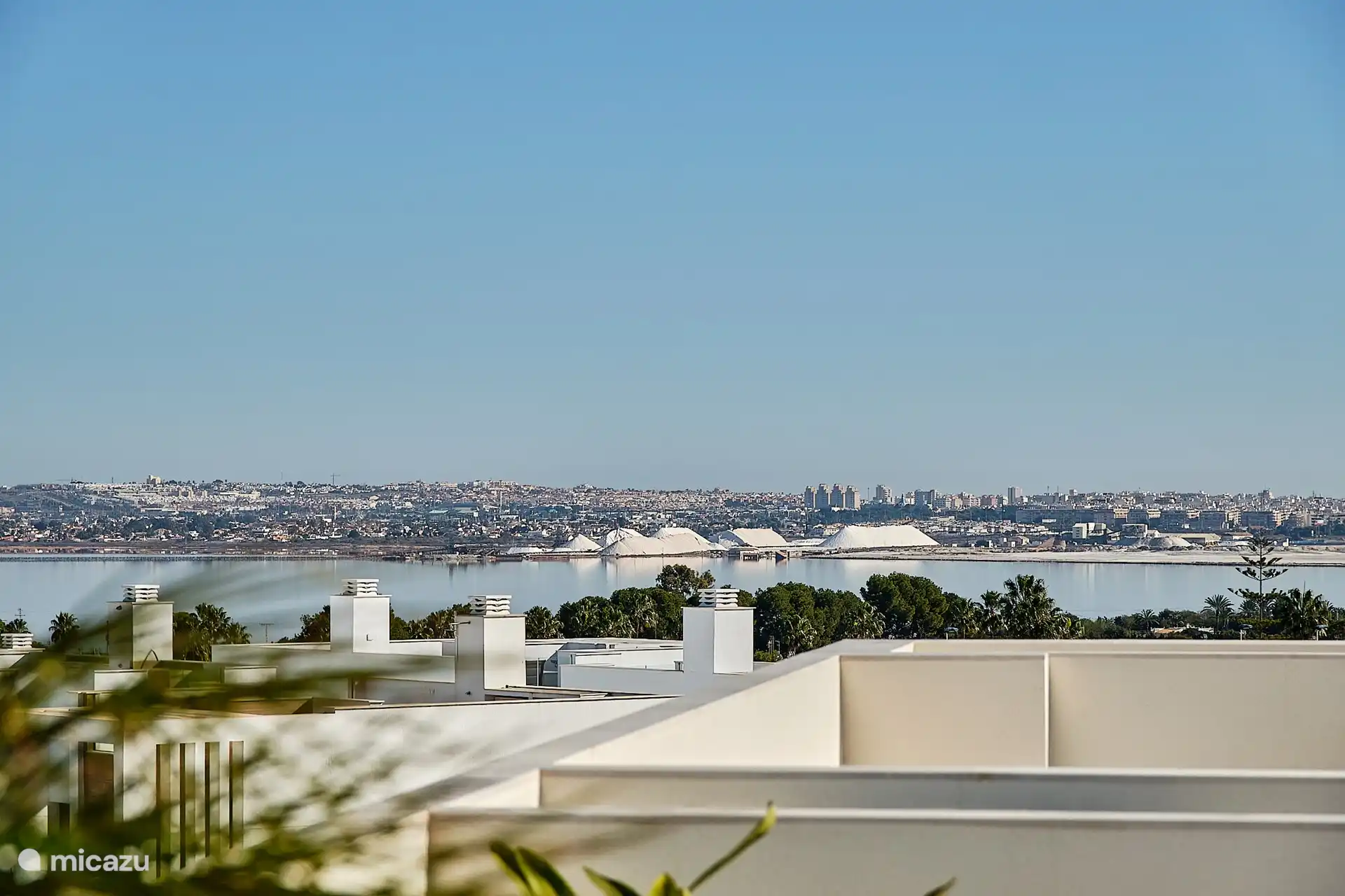 De stad Torrevieja in de verte en duidelijk de zichtbaar de zoutbergen.