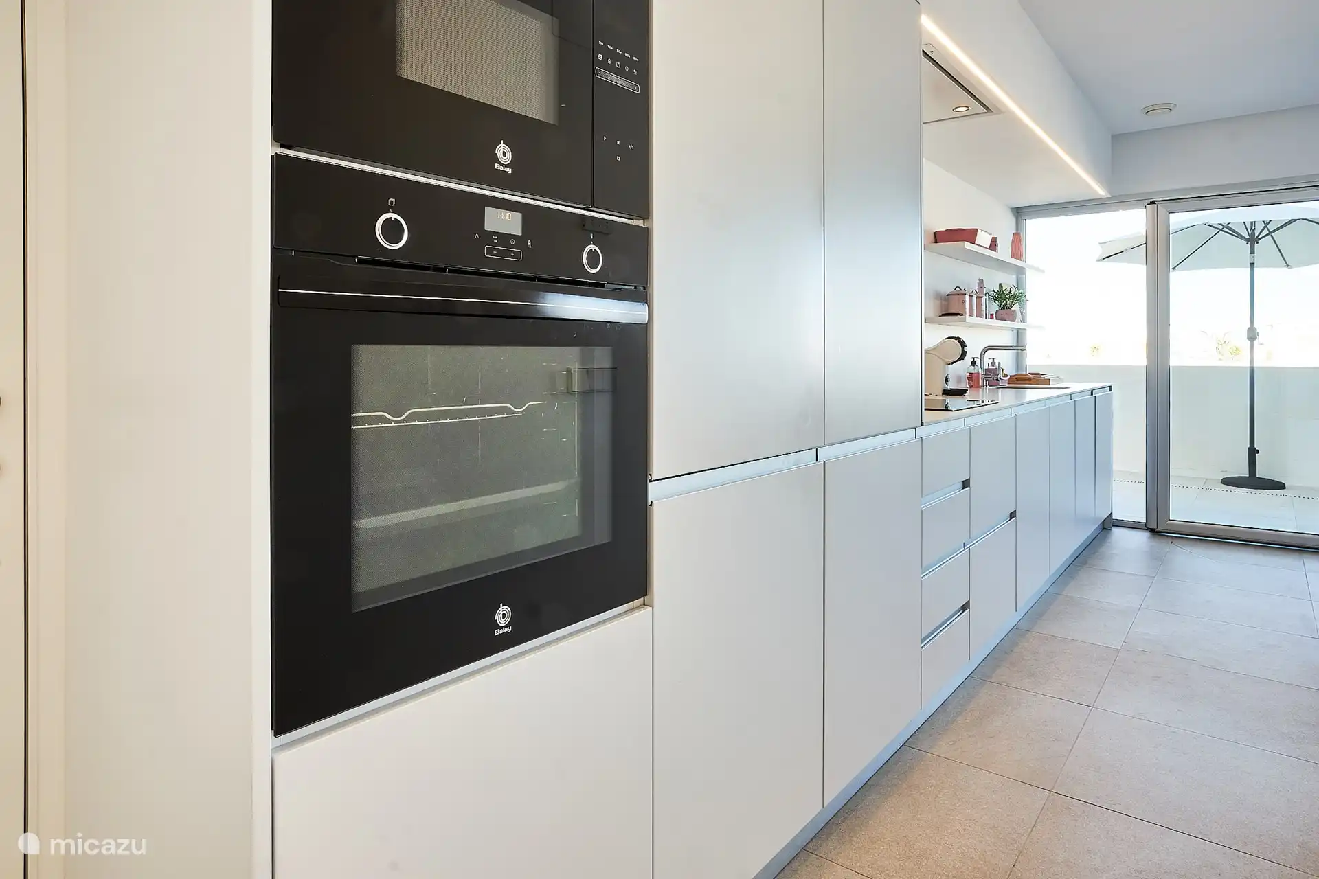 De keuken heeft alles wat je nodig hebt, in apparaten en keukenspullen.