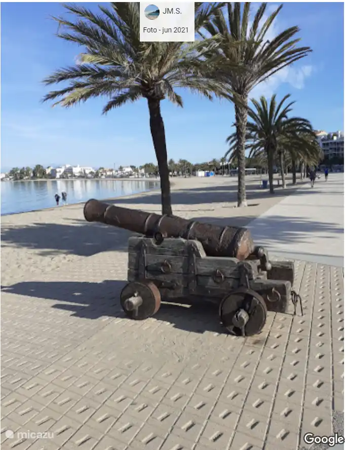 Roses Boulevard is 200 meters away and the city center is 250 meters away. 