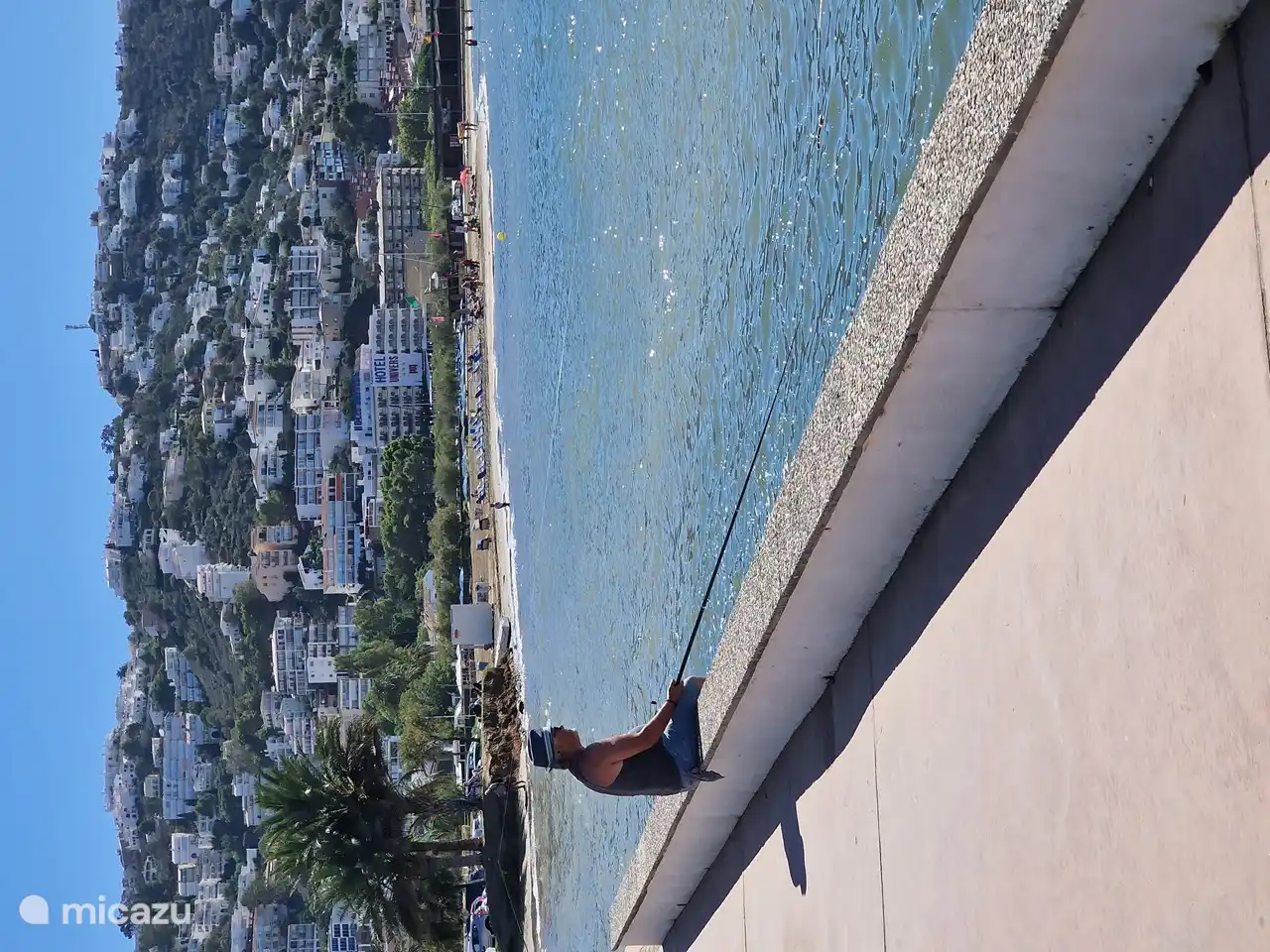 Long boulevard with many quiet places to enjoy