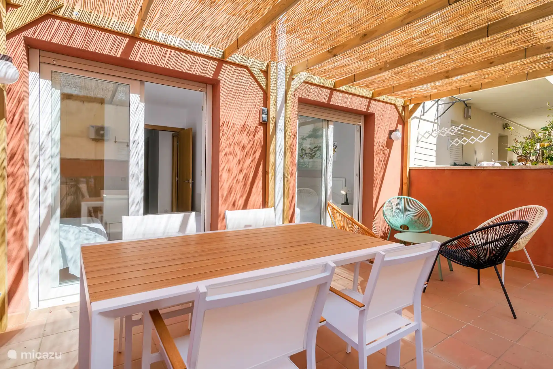 Large terrace with outdoor lighting and mood lighting, partly covered with thatch. You can relax in lounge chairs or enjoy a bite to eat at the spacious dining table with 4-6 chairs. There is plenty of room left to sit in the sun.