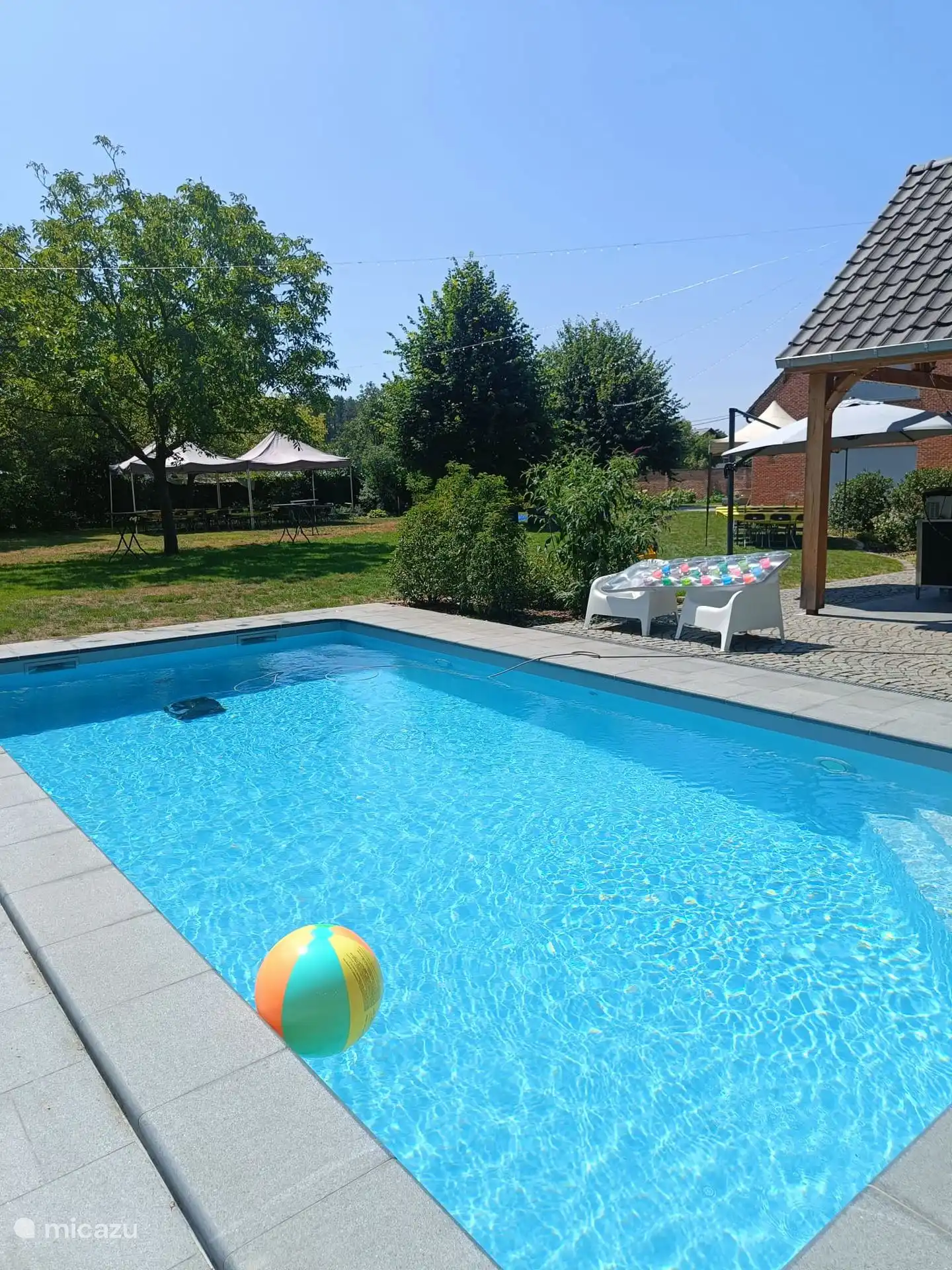 zwembad (na overleg) voorbehouden voor weekverblijven in de zomermaanden