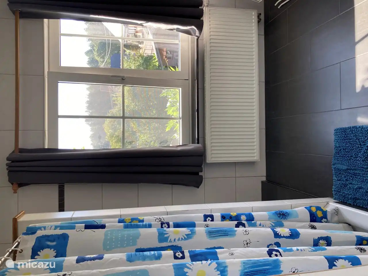 Badkamer met douche op 1ste verdieping.
(Alles wordt uitgewassen na elk verblijf; douchegordijn, douchemat in en voor de douche.)
-