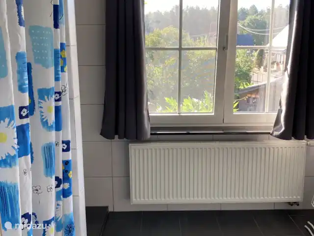 Danenhof en Bélgica, Amberes, Herselt - casa vacacional Baño con ducha en 1er piso.
(Se lava todo después de cada estancia; cortina de baño, alfombra de baño dentro y delante de la ducha.)
-