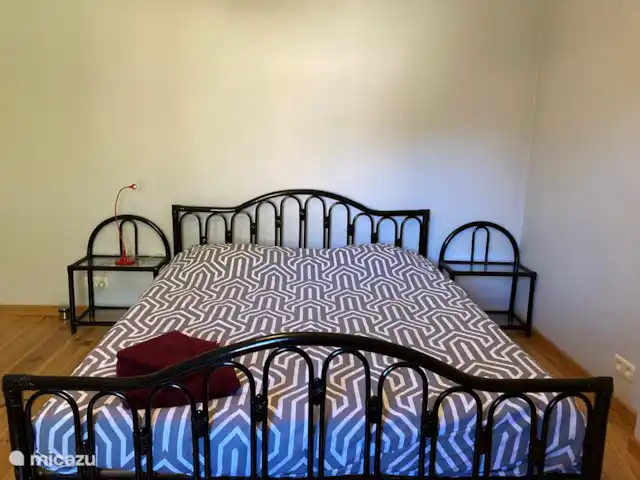 Danenhof en Bélgica, Amberes, Herselt - casa vacacional Dormitorio con cama doble y armario en el 1er piso.