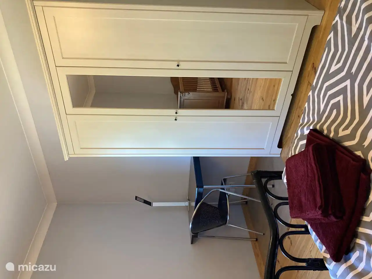 Kleerkast en tafeltje met stoel