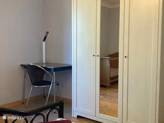 Danenhof en Bélgica, Amberes, Herselt - casa vacacional Armario y mesa con silla.