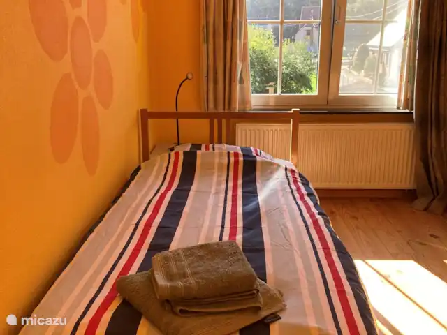 Danenhof en Bélgica, Amberes, Herselt - casa vacacional Habitación más pequeña con cama individual, armario, mesa y silla.