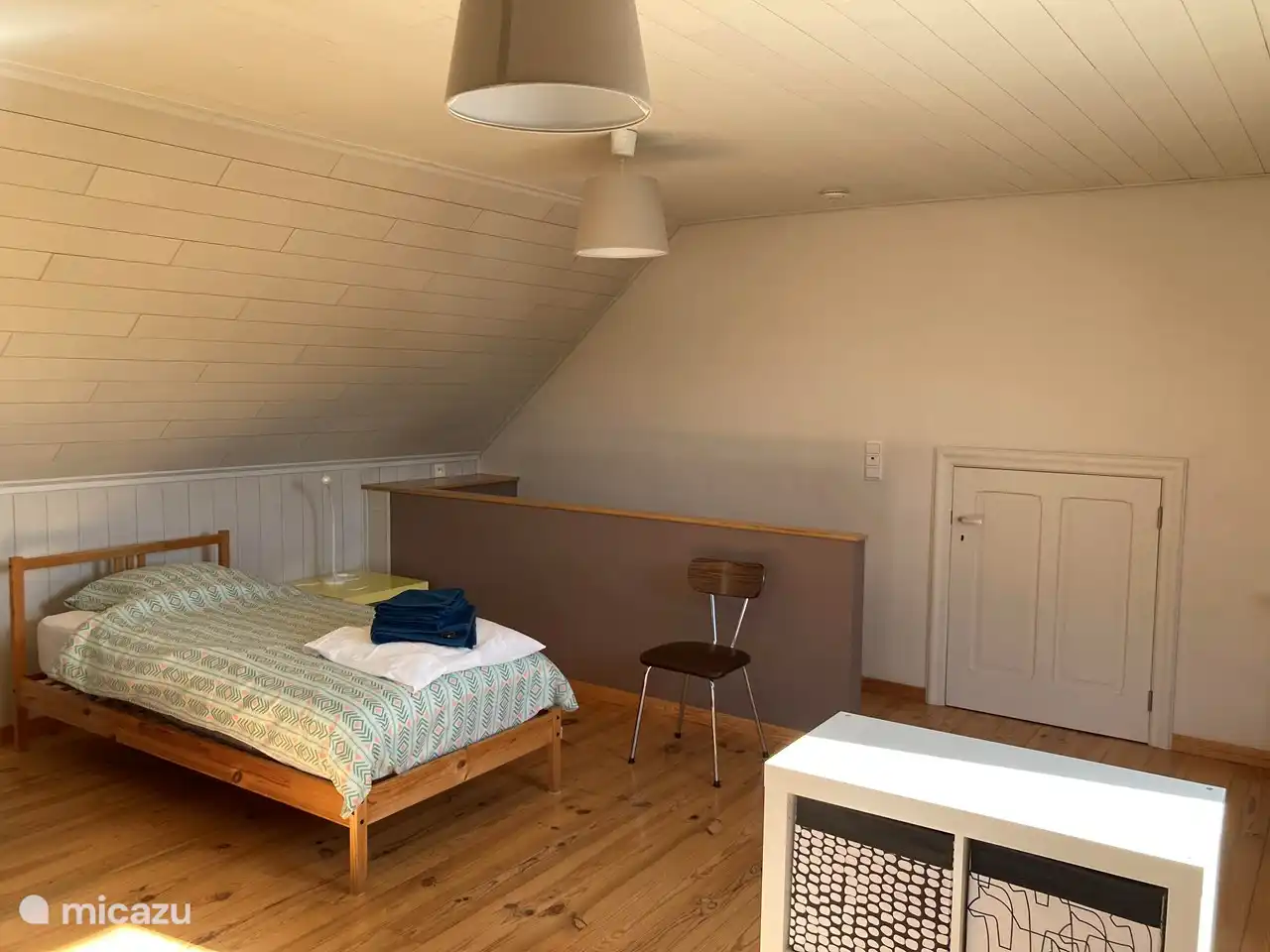 Ruime ingerichte zolderkamer met 3 x 1-persoonsbed.
