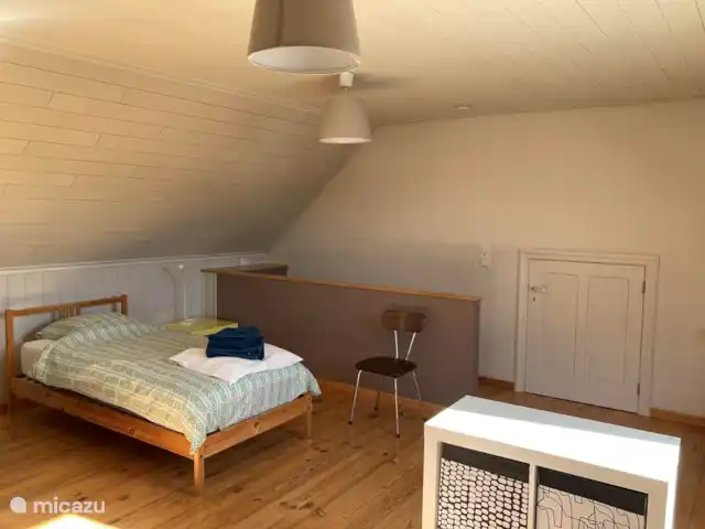 Danenhof en Bélgica, Amberes, Herselt - casa vacacional Amplia habitación abuhardillada amueblada con cama de 3 x 1 persona.