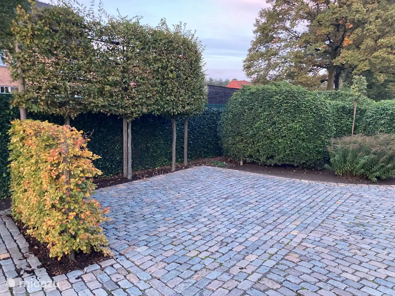 Gemakkelijk zo'n parkeerplaats voor 2 auto's voor de deur!