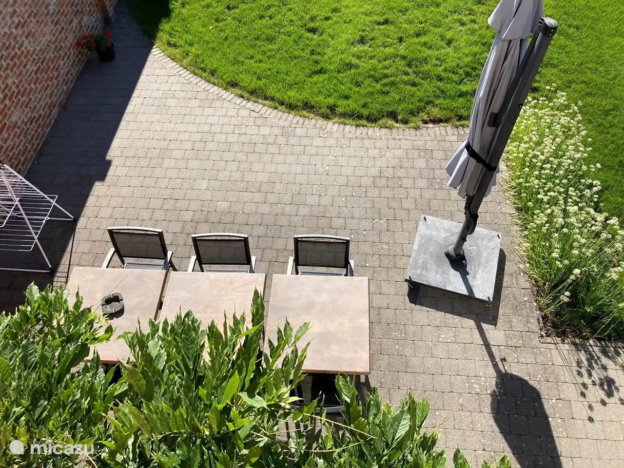 je eigen terras achter het huis!