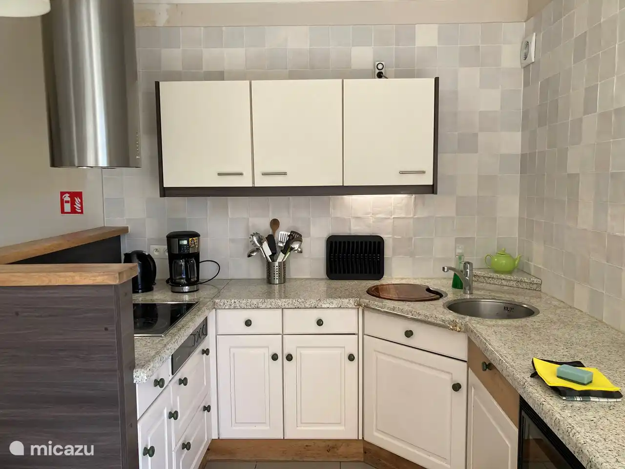 Nette keuken met vaatwas, frigo, microgolf, koffiezet, waterkoker, keramisch vuur, oven...