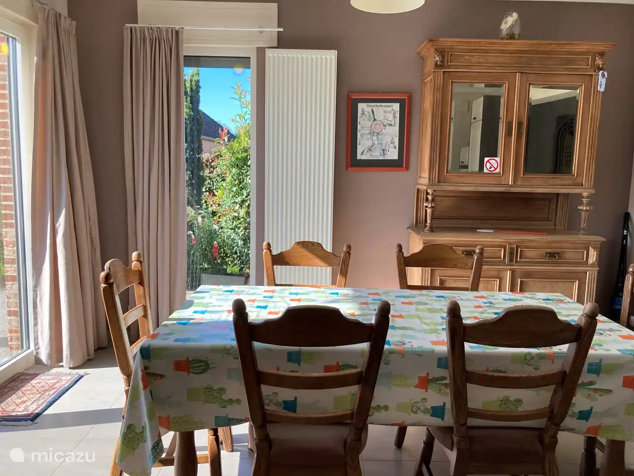 eetruimte naast de ingerichte keuken