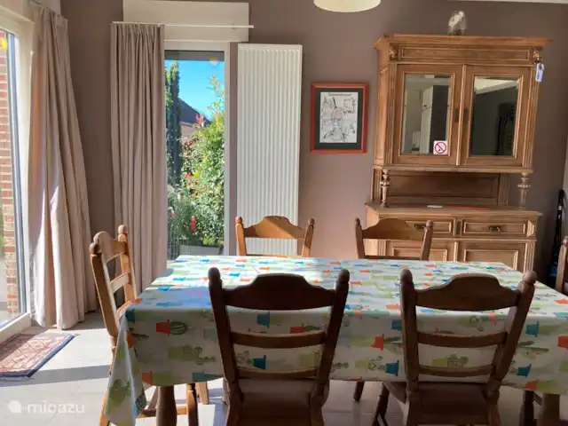 Danenhof en Bélgica, Amberes, Herselt - casa vacacional comedor al lado de la cocina equipada