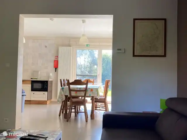 Danenhof en Bélgica, Amberes, Herselt - casa vacacional Vista desde la sala de estar al comedor y detrás el paso a la terraza con jardín.