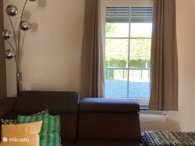 Danenhof en Bélgica, Amberes, Herselt - casa vacacional A través de la ventana se pueden ver las plazas de aparcamiento delante de la casa para 2 turismos.