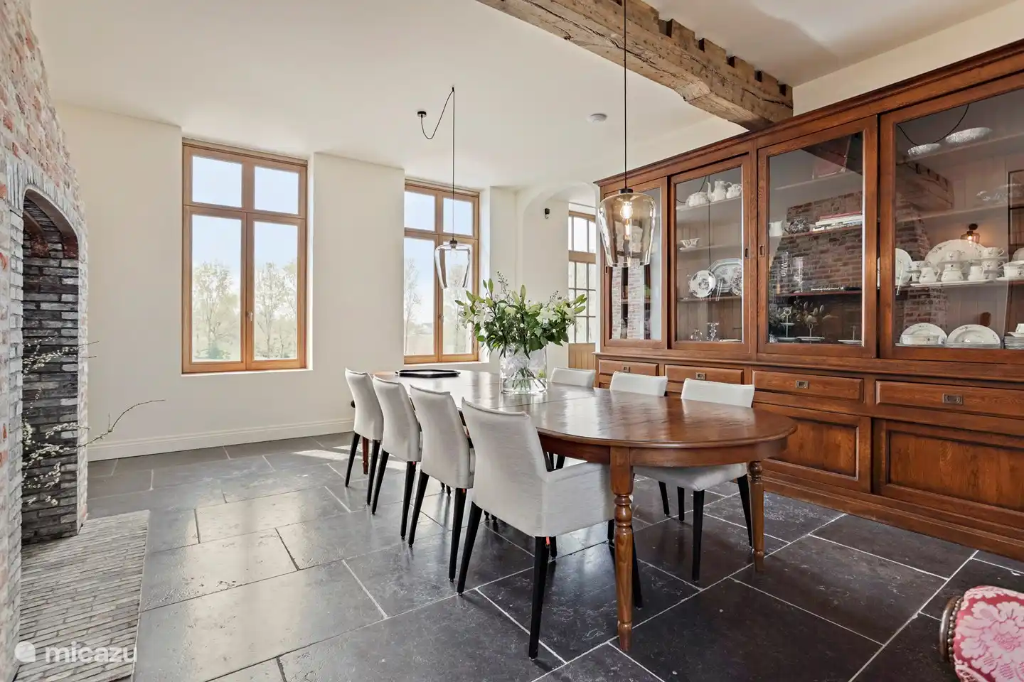 Our living room with a very large table for a festive dinner. A view over the meadows puts you in the right mood. The perfect setting for all kinds of events such as family holidays, communions, company events,...